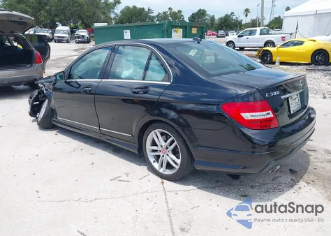 2013 Mercedes-Benz C 300 Luxury 4Matic/Sport 4Matic z USA, uszkodzony, nr VIN WDDGF8AB3DG067271